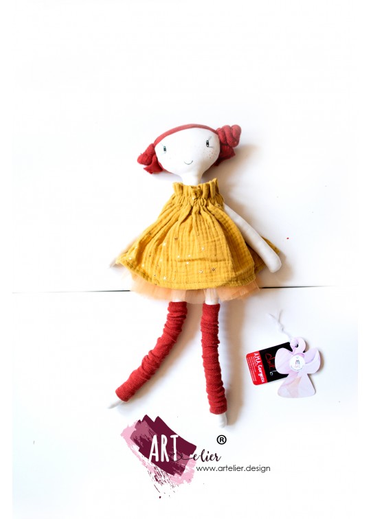 Papusa lucrata manual AMAdoll, cu rochita din muselina, culoare galben cu stelute aurii