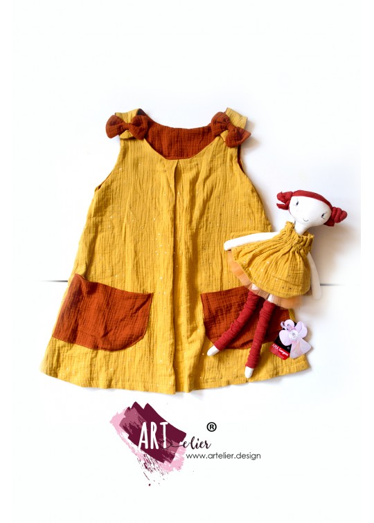 Set CADOU - sarafan copii din muselina moale de bumbac, imprimata digital, galben cu stelute aurii si papusa asortata, lucrata manual 