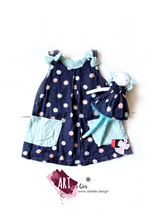 Set CADOU - sarafan copii din muselina moale de bumbac, imprimata digital cu planete si papusa asortata lucrata manual 