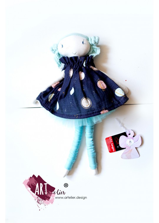 Papusa lucrata manual AMAdoll, cu rochita din muselina, imprimeu cu planete