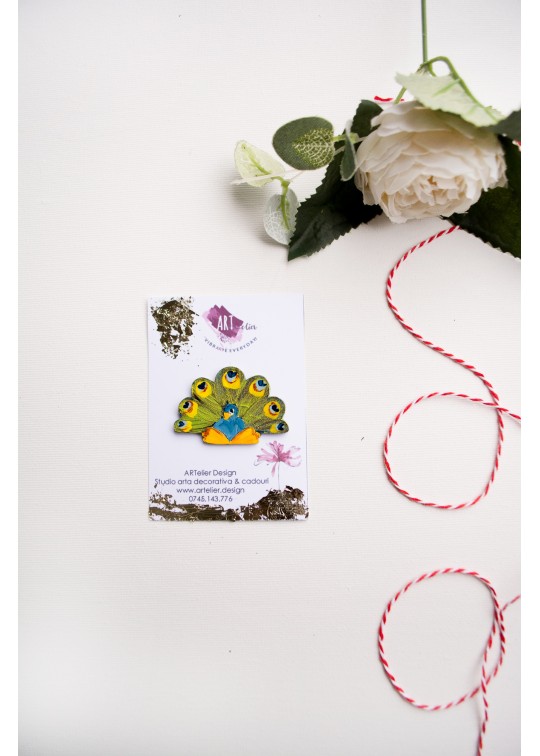 Martisoare lucrate manual, din lemn - paun cu accente cameleon