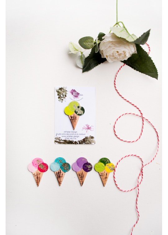 Martisoare lucrate manual, din lemn - inghetate colorate cu accente aurii