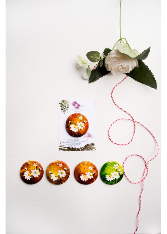 Martisoare lucrate manual, din lut, mini-tablouri cu flori albe pe fundal orange