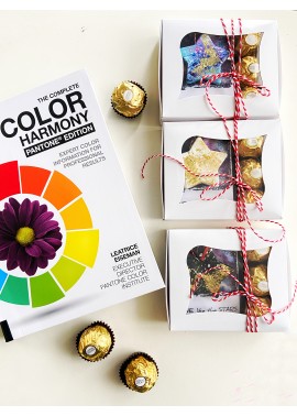 Set CADOU cu martisor “Color harmony”, stelute si bomboane ciocolata