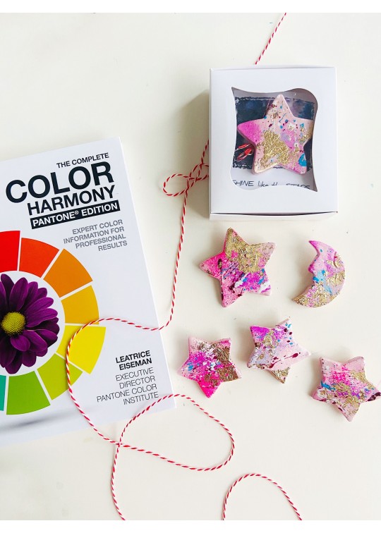 Martisoare lucrate manual, din lut stelute colorate cu accente aurii - Color Harmony - roz pudra