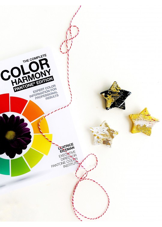 Martisoare lucrate manual, din lut stelute colorate cu accente aurii - Color Harmony - Auriu/Negru/Alb