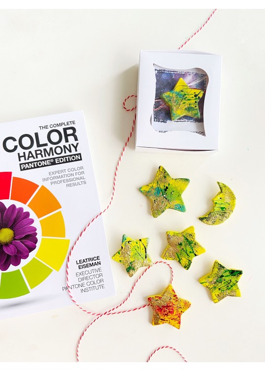 Martisoare lucrate manual, din lut stelute colorate cu accente aurii - Color Harmony - galben cu verde