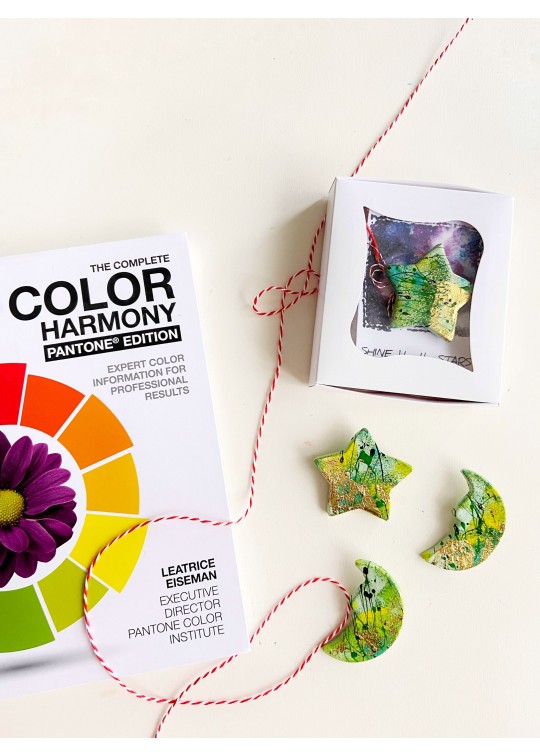 Martisoare lucrate manual, din lut stelute colorate cu accente aurii - Color Harmony - verde menta