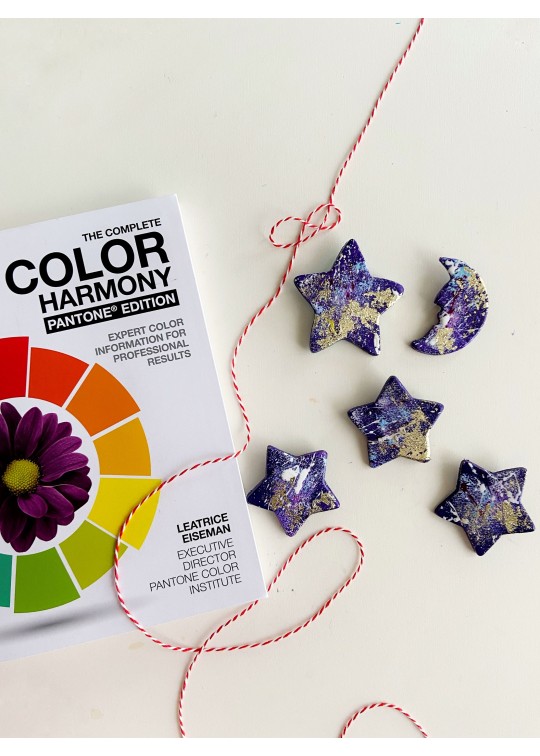 Martisoare lucrate manual, din lut stelute colorate cu accente aurii - Color Harmony - violet