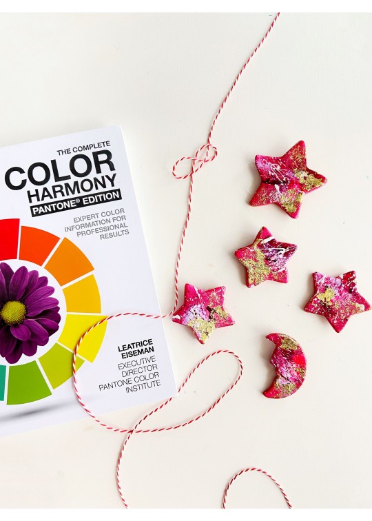 Martisoare lucrate manual, din lut stelute colorate cu accente aurii - Color Harmony - Roz - Viva Magenta