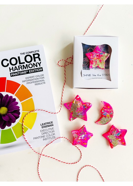 Martisoare lucrate manual, din lut stelute colorate cu accente aurii - Color Harmony - Roz - Magenta