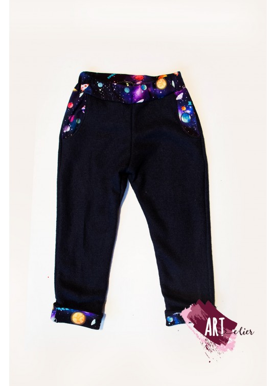 Pantaloni copii, din lana fiarta, dublata cu bumbac, albastru navy cu imprimeu galaxie