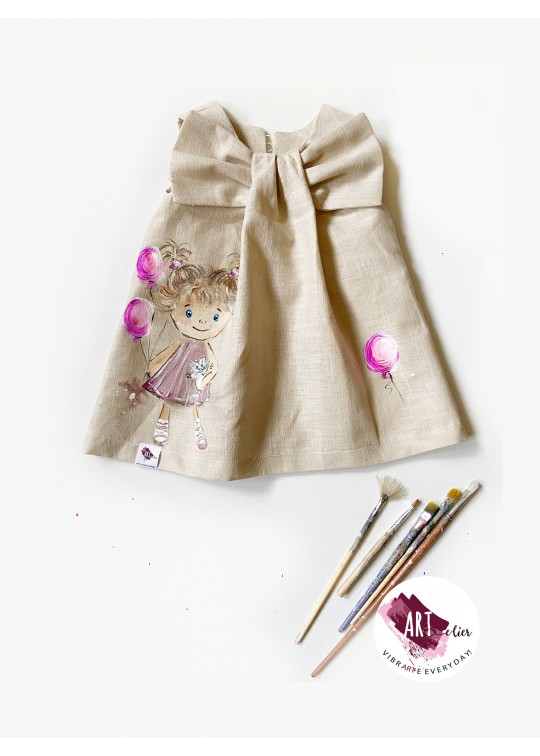 Rochita copii, din material de in premium, prespalat, cu funda, culoare crem-beije, pictata manual cu papusa