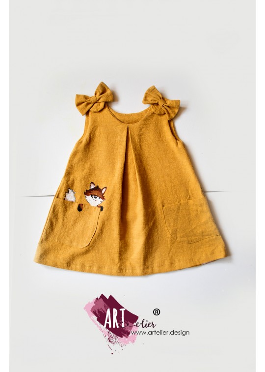 Rochie copii din in prespalat, cu buzunare, pictata manual, culoare galben ocru cu vulpita