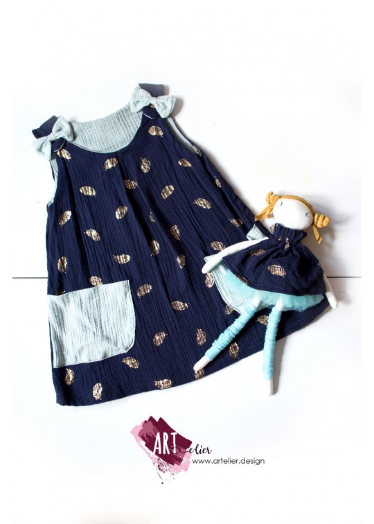 Set CADOU - sarafan copii din muselina moale de bumbac, albastru navy cu pene aurii si papusa asortata lucrata manual 