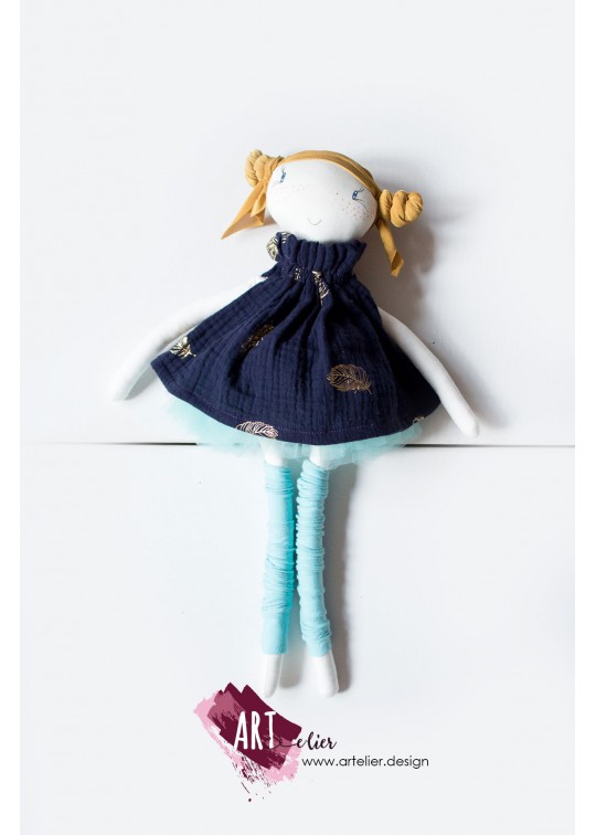 Papusa lucrata manual AMAdoll, cu rochita din muselina, albastru navy si imprimeu cu pene aurii