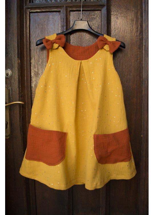 Rochita copii, vaporoasa, de vara, din muselina dubla - galben cu stelute aurii si caramiziu