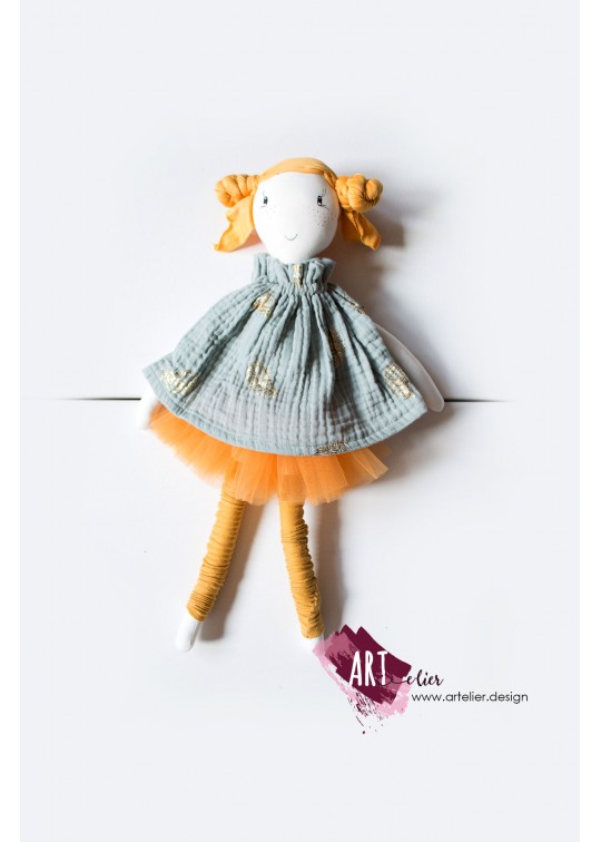 Papusa lucrata manual AMAdoll, cu rochita din muselina, menta si imprimeu cu pene aurii