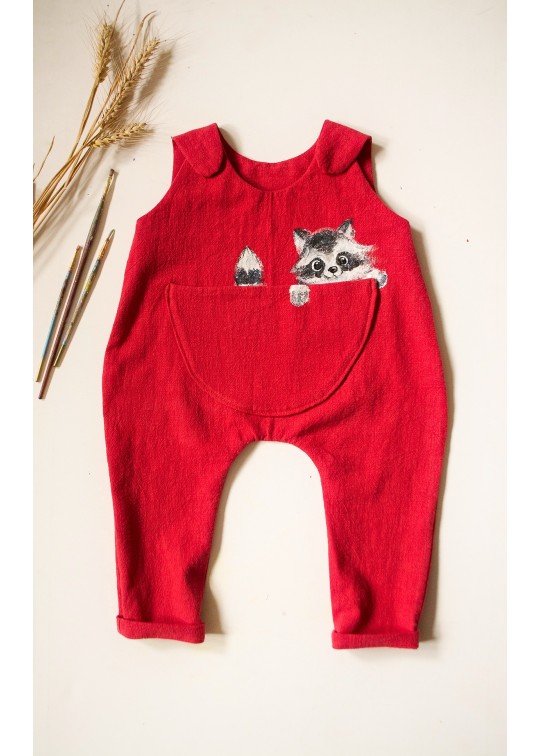 Salopeta copii unisex, din in prespalat, cu buzunar mare, pictata manual, culoare rosu cu raton