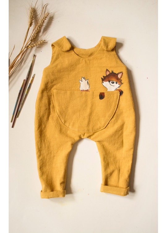 Salopeta copii unisex, din in prespalat, cu buzunar mare, pictata manual, culoare galben ocru cu vulpita