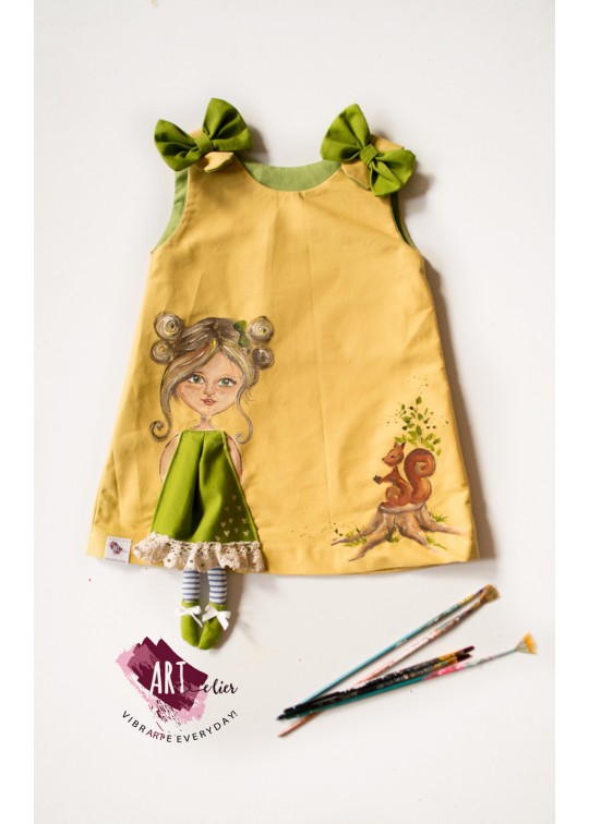 Sarafan copii, culoare galben mustar si verde, cu papusa 3D pictata manual 