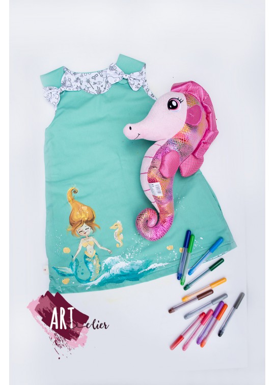 Set CADOU format din sarafan copii, verde menta,pictat manual, cu doua fete, o fata de colorat cu carioci lavabile incluse si calut de mare din plus-INDISPONIBIL