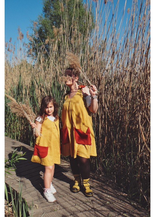 Set mama-fiica,rochite vaporoase, de vara, din muselina dubla - galben cu stelute aurii si caramiziu